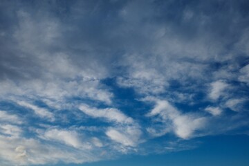 Naklejka na ściany i meble Blauer Himmel mit interessanten Wolken als Hintergrund