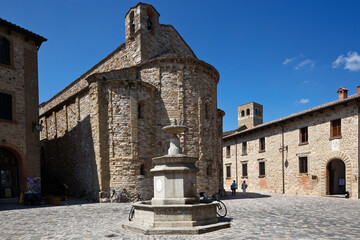 San Leo, Rimini. Piazza con fontana della Pieve di Santa Maria Assunta
