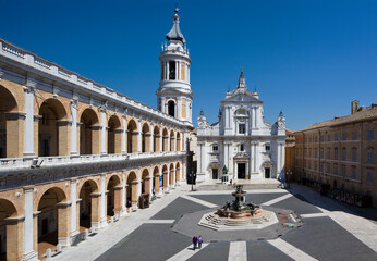 Loreto, Marche. Piazza della Madonna al Santuario con fontana maggiore.