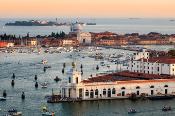 Venezia. Veduta di Punta della Dogana e basilica del Redentore nel Bacino di San Marco con barche