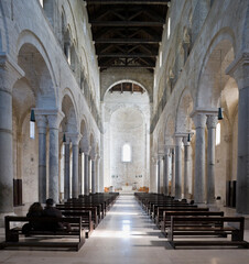 Trani, Puglia. Interno della Basilica Cattedrale Beata Maria Vergine Assunta
