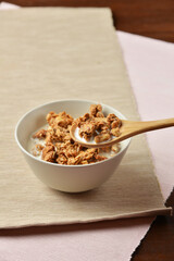 健康的なグラノーラ朝食のシリアルとフレーク