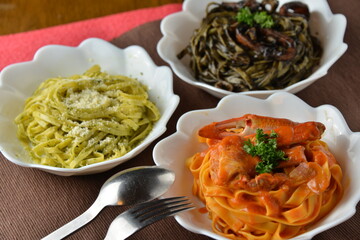トマトパスタとイカ墨パスタとバジルのパスタ