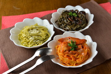 トマトパスタとイカ墨パスタとバジルのパスタ