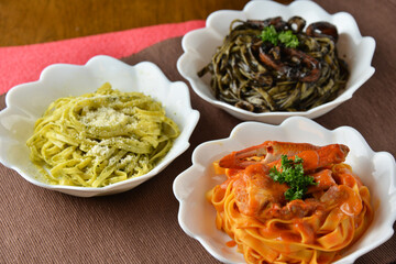 トマトパスタとイカ墨パスタとバジルのパスタ