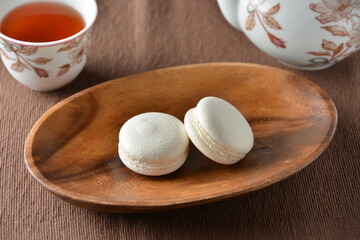 お皿に盛ったマカロン