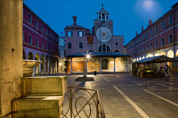 Venezia, San Polo. Chiesa di San Giacomo di Rialto nel campo omonimo-
