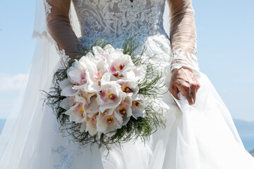 bellissimo bouquet di fiori tenuto in mano da una sposa 