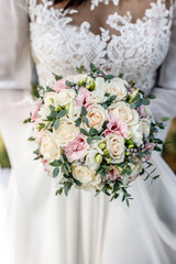 bellissimo bouquet di fiori tenuto in mano da una sposa 