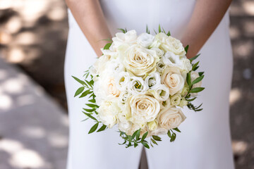 bellissimo bouquet di fiori tenuto in mano da una sposa 