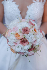 bellissimo bouquet tenuto in mano da una sposa