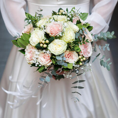 bellissimo bouquet tenuto in mano da una sposa