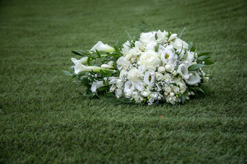 bellissimo bouquet di fiori poggiato per terra in un prato verde