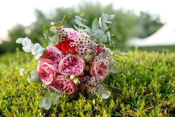 bellissimo bouquet di fiori poggiato per terra in un prato verde