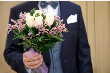 bellissimo bouquet bellissimo bouquet tenuto in mano da uno sposo 