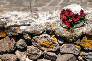 bellissimo bouquet di fiori poggiato per terra