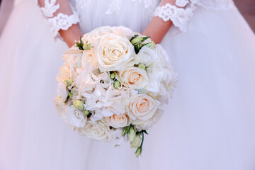 bellissimo bouquet di fiori poggiato per terra