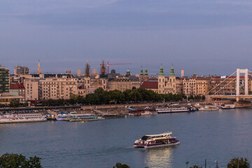 Obraz premium BUDAPEST, HUNGARY - AUGUST 14, 2019: Evening view of Danube river in Budapest, Hungary