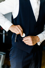 Bräutigam mit Taschenuhr	