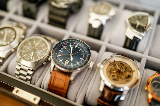 collezione di orologi di marca ben riposti in un cofanetto 