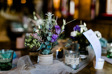 festlich gedeckter Tisch bei Hochzeitsfeier im Restaurant	