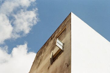 Fototapeta na wymiar old building with a blue sky