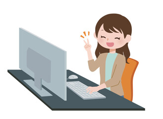 パソコンの前で笑顔でピースする女性　私服