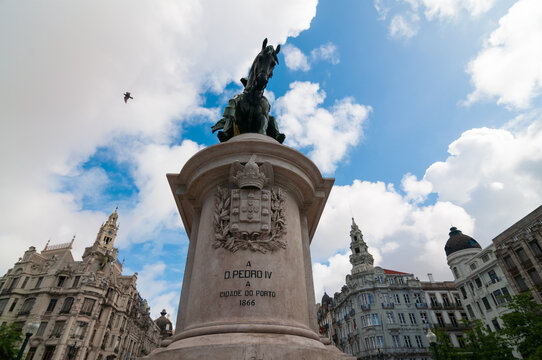 Vista de la ciudad de Porto con monumento y escudo de Portugal.