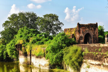 Fototapeta premium The remnants of an old Portuguese Fort in Ranthambhore National Park, India