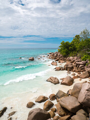 Fototapeta na wymiar Fascinating boulders and jungle at the beach of the Seychelles.