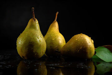 Fototapeta na wymiar Poires mûres posé sur une table environnement humide, gouttelettes d'eau sur les fruits, fond sombre