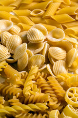 Primo piano con vari tipi di pasta italiana tradizionale 