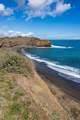 Plage de sable noir et falaises volcaniques du Cap d'Agde