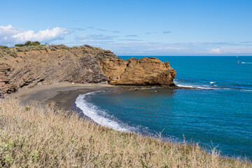 Plage de sable noir et falaises volcaniques du Cap d'Agde