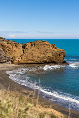 Plage de sable noir et falaises volcaniques du Cap d'Agde