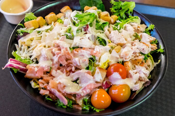 Bol con ensalada César en un restaurante