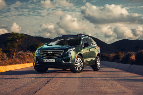 Cadillac XT5 at the empty road