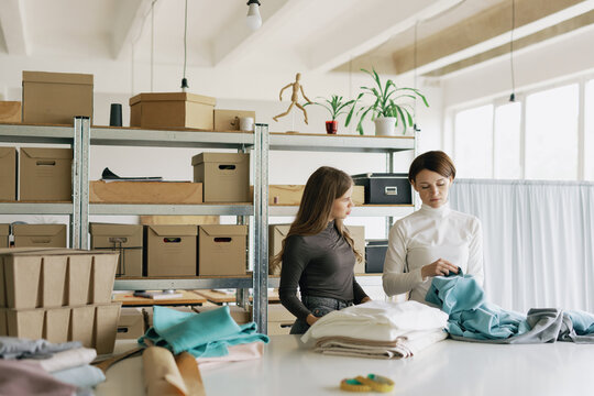 Team seamstress atelier