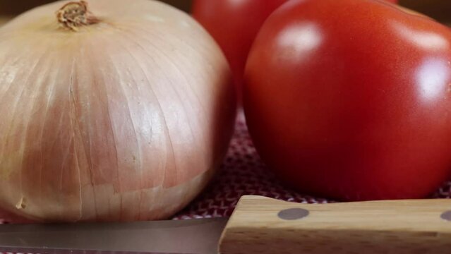 tomates et oignons crus, en gros plan, sur une table