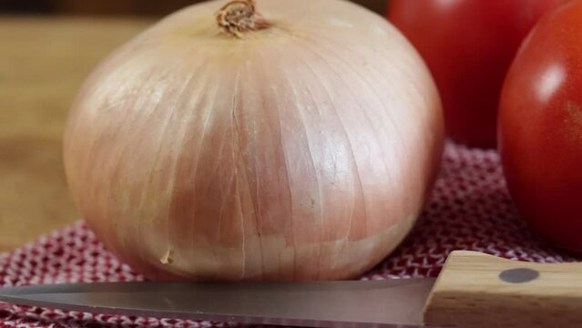tomates et oignons crus, en gros plan, sur une table