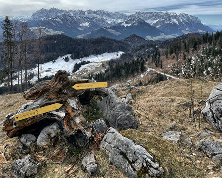 Wegweiser auf dem Wanderweg zwischen Rudersburg und Wetterfahne mit dem Kaisergebirge im Hintergrund, Alpen, Kaiserwinkl, Tirol, &Ouml;sterreich