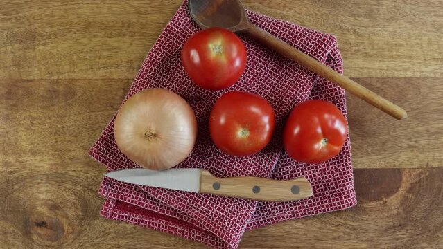 tomates et oignons crus vue du dessus, en gros plan, sur une table