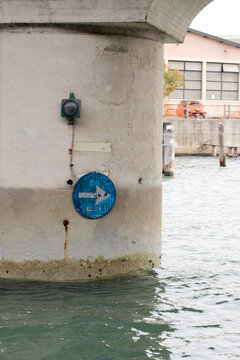 Acoustic signals of transport within the sea in Venice