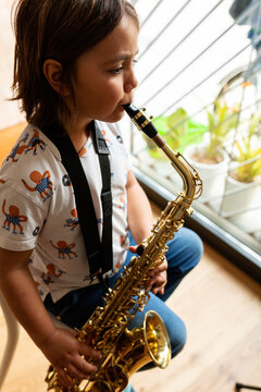 kid playing saxo