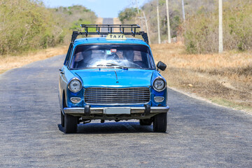Fototapeta na wymiar Wunderschöner blauer Oldtimer auf Kuba (Karibik)