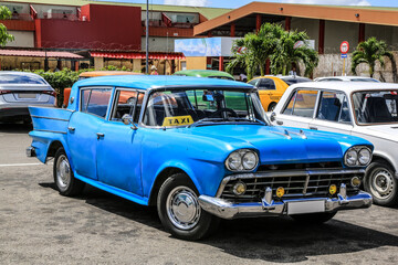 Fototapeta na wymiar Wunderschöner blauer Oldtimer auf Kuba (Karibik)