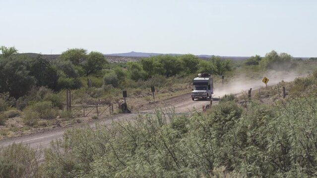 camioneta circulando por ruta de tierra
