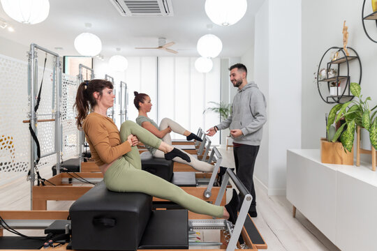 Women doing single leg stretch exercise