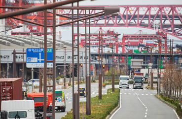 大阪湾のコンビナートの設備とトラックの風景
