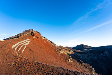 朝日に照らされる富士山頂